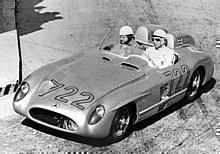 Mille Miglia, Brescia in Italien, 1. Mai 1955. Stirling Moss und Denis Jenkinson gewannen auf einem Mercedes-Benz Rennsportwagen Typ 300 SLR (W 196 S) das Rennen in Rekordzeit.